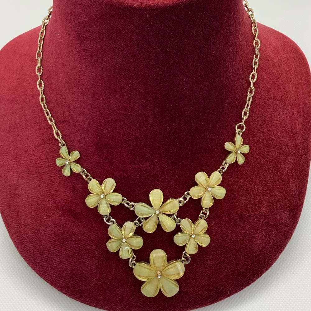 Fabulous Daisy Flower Bib Style Adjustable Necklace